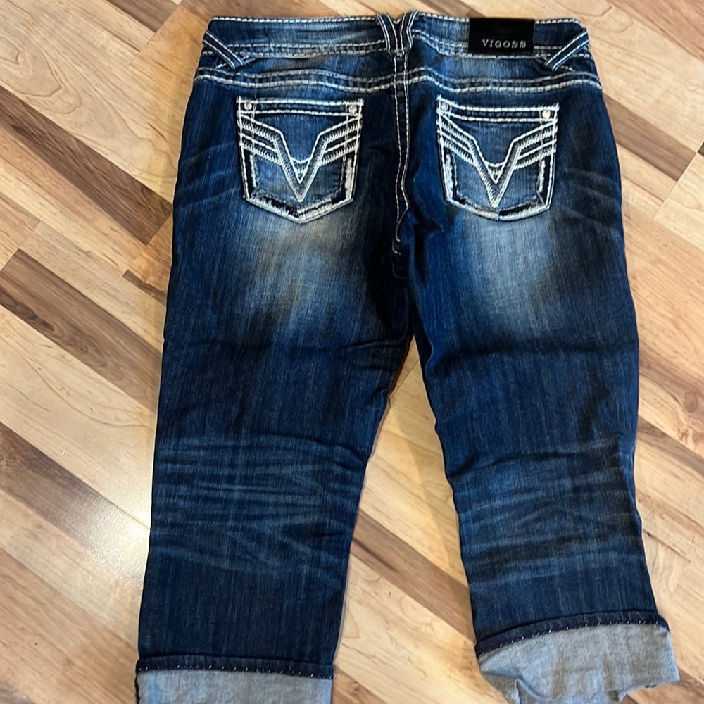 Woman’s Vigoss dark wash capri